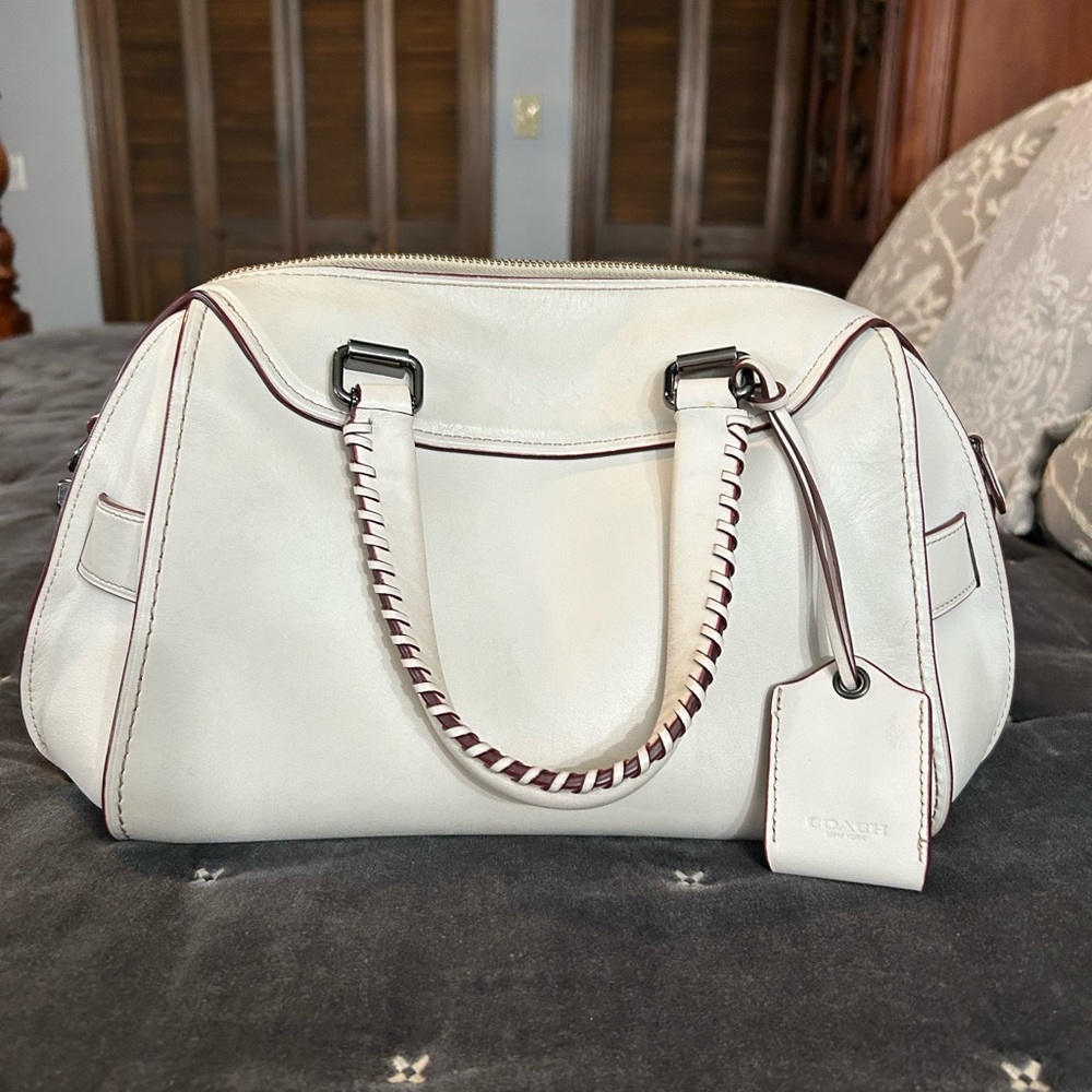 ❌SOLD❌Coach satchel in glove tanned leather with shoulder strap
